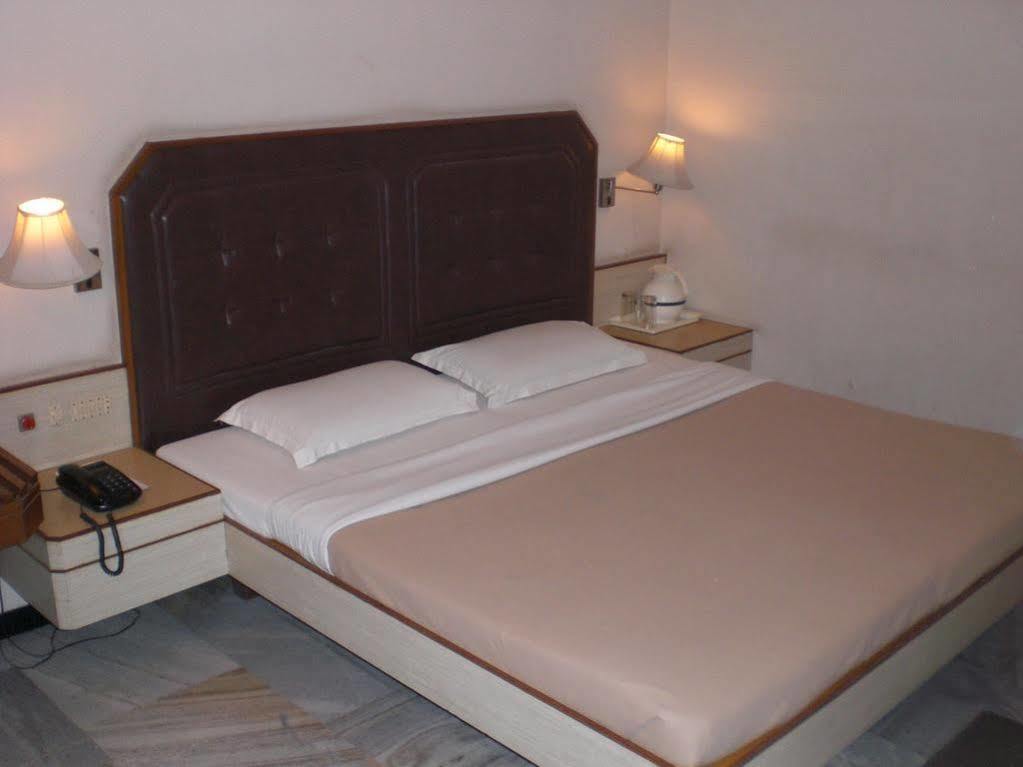 Hotel Padmam Madurai Exteriör bild