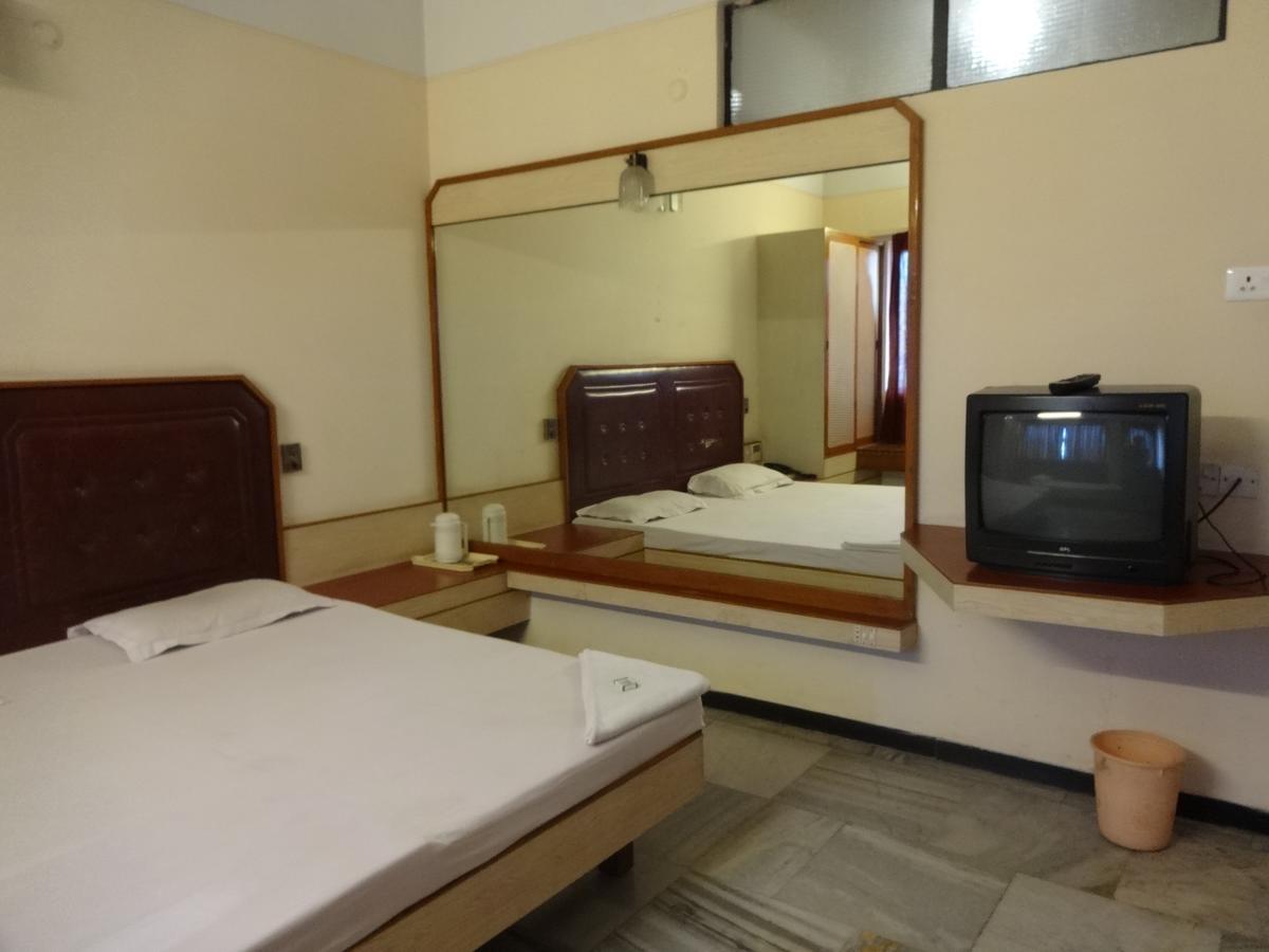Hotel Padmam Madurai Exteriör bild