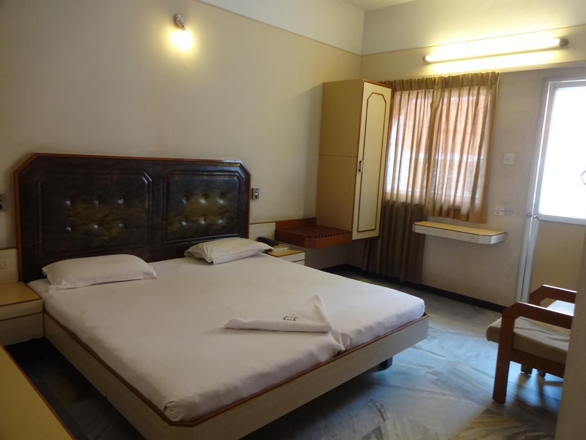 Hotel Padmam Madurai Exteriör bild