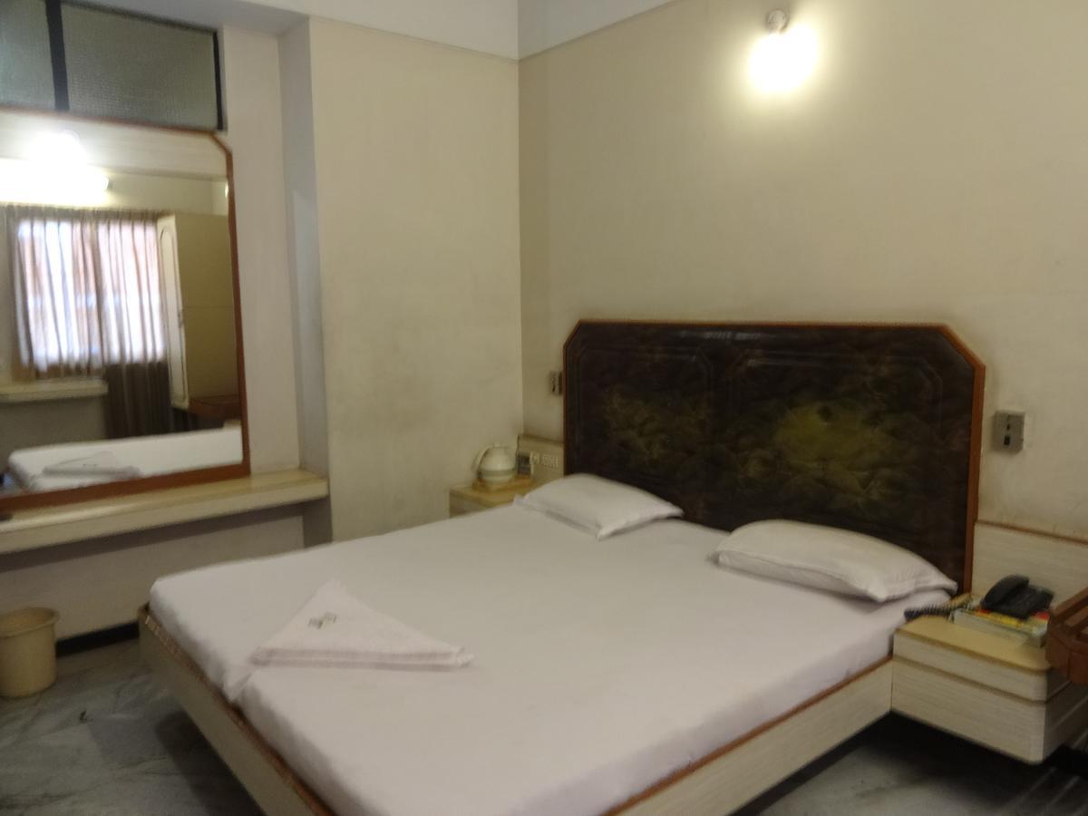 Hotel Padmam Madurai Exteriör bild