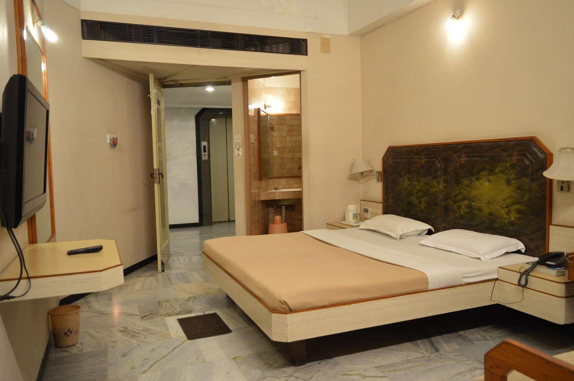 Hotel Padmam Madurai Exteriör bild